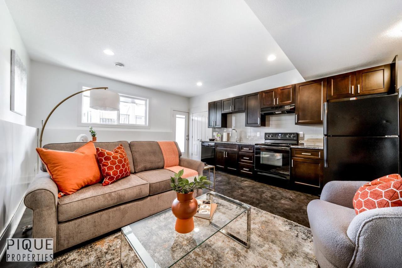 Stunning Modern Suite - King Bed - Free Parking & Netflix - Fast Wi-Fi - Long Stays Welcome Edmonton Exterior photo
