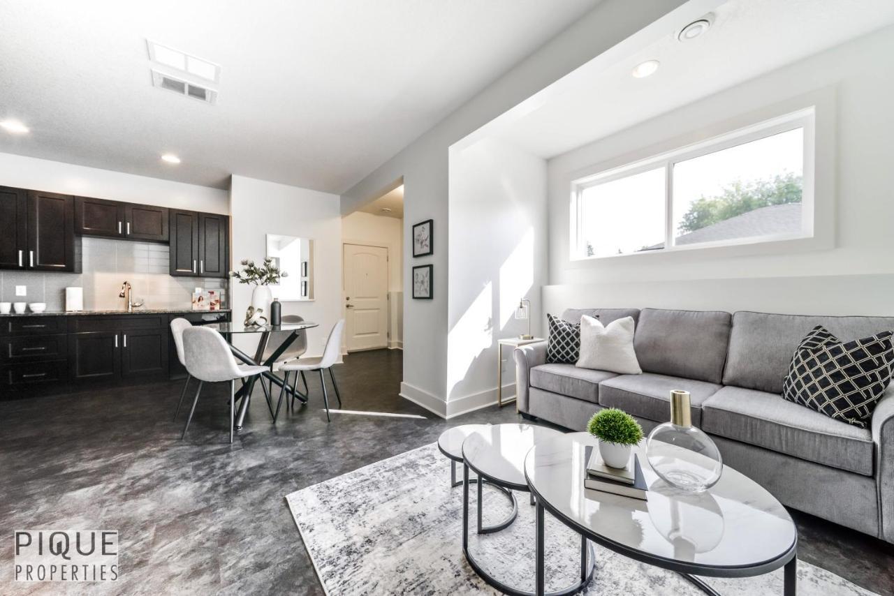 Stunning Modern Suite - King Bed - Free Parking & Netflix - Fast Wi-Fi - Long Stays Welcome Edmonton Exterior photo