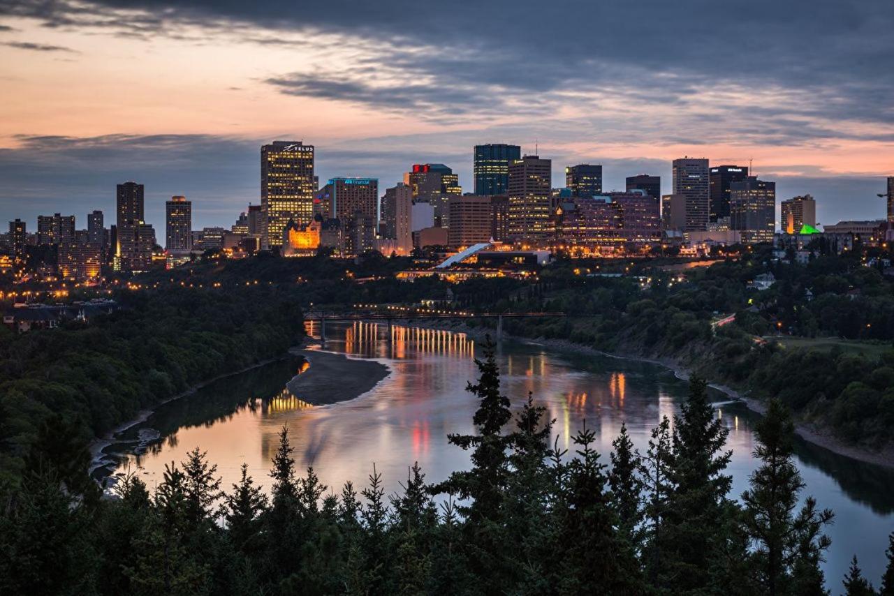 Stunning Modern Suite - King Bed - Free Parking & Netflix - Fast Wi-Fi - Long Stays Welcome Edmonton Exterior photo
