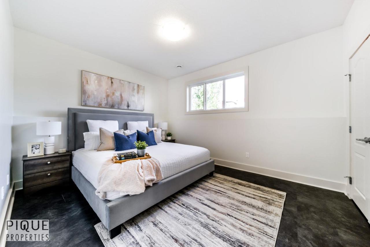Stunning Modern Suite - King Bed - Free Parking & Netflix - Fast Wi-Fi - Long Stays Welcome Edmonton Exterior photo