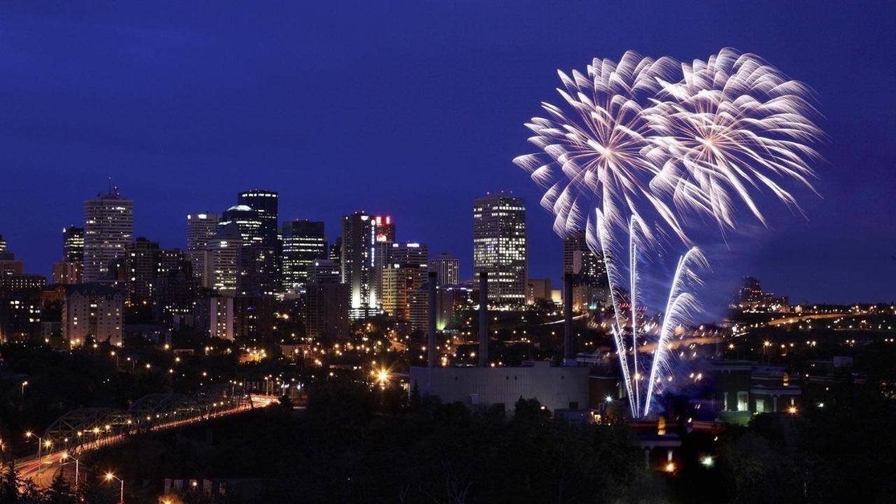 Stunning Modern Suite - King Bed - Free Parking & Netflix - Fast Wi-Fi - Long Stays Welcome Edmonton Exterior photo