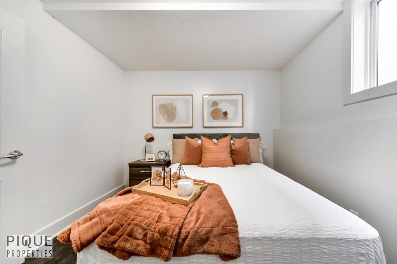 Stunning Modern Suite - King Bed - Free Parking & Netflix - Fast Wi-Fi - Long Stays Welcome Edmonton Exterior photo