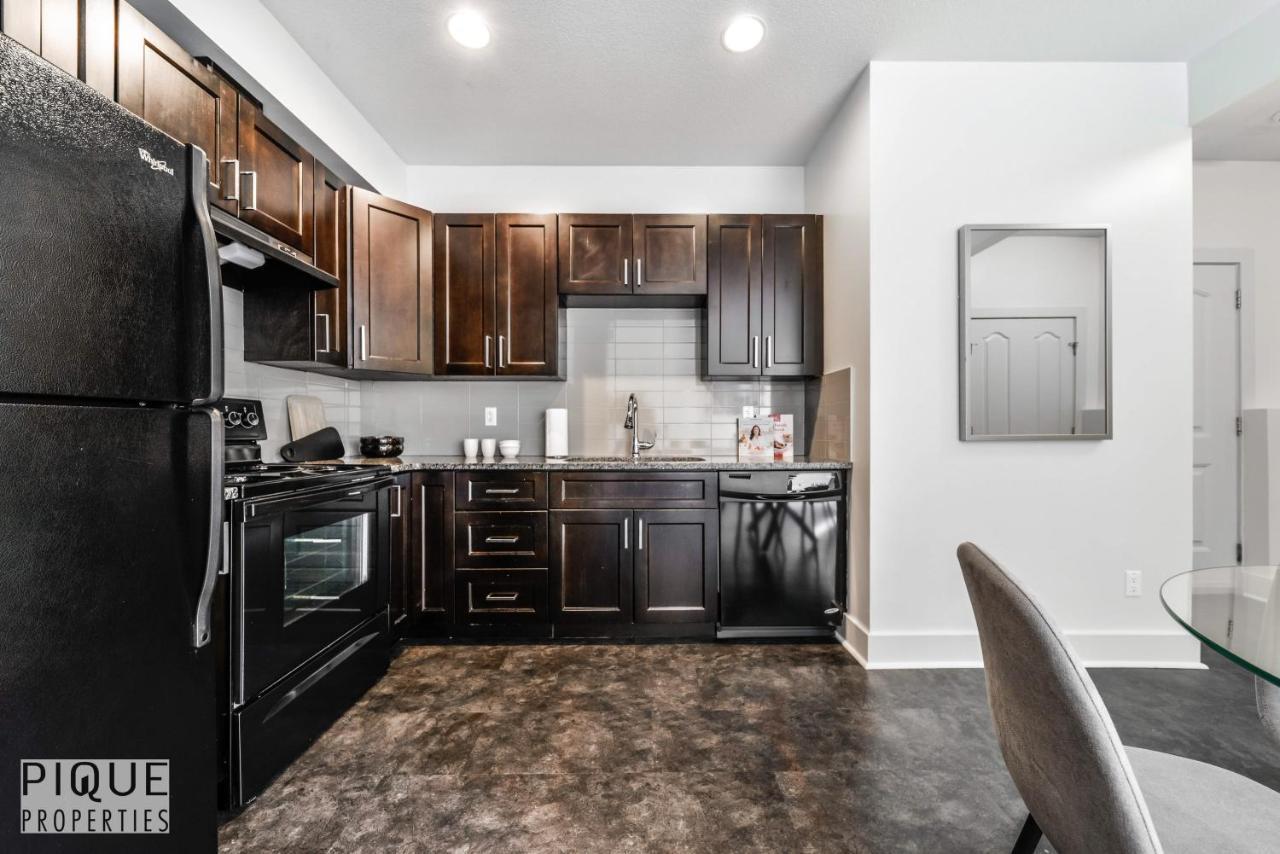 Stunning Modern Suite - King Bed - Free Parking & Netflix - Fast Wi-Fi - Long Stays Welcome Edmonton Exterior photo