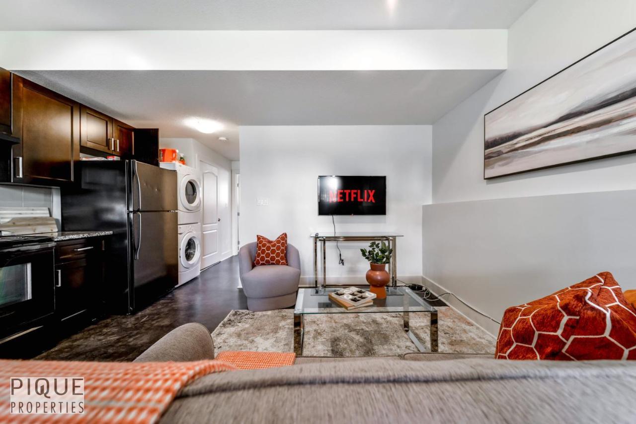 Stunning Modern Suite - King Bed - Free Parking & Netflix - Fast Wi-Fi - Long Stays Welcome Edmonton Exterior photo