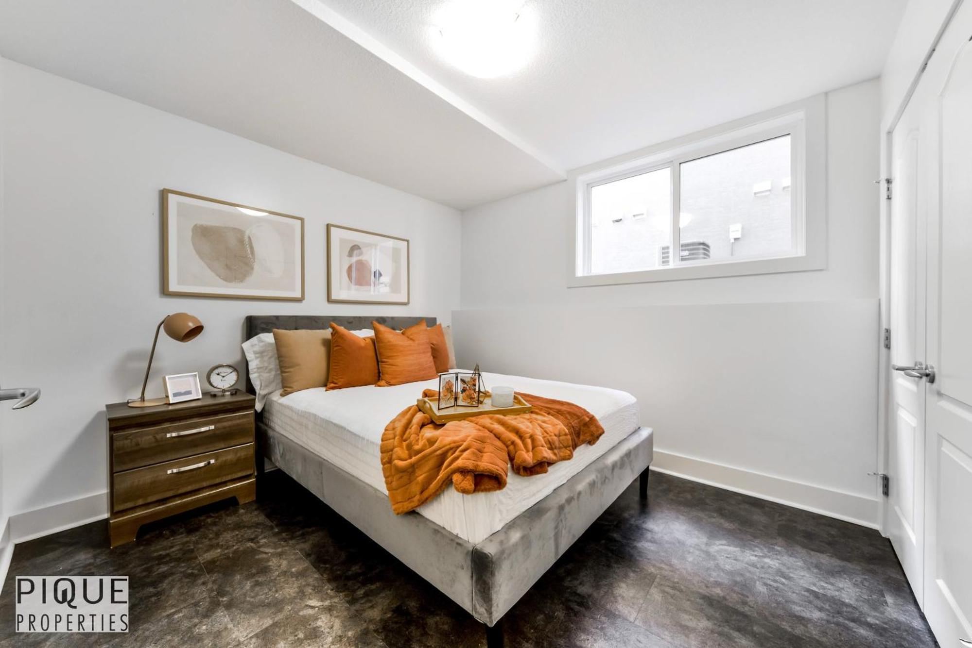 Stunning Modern Suite - King Bed - Free Parking & Netflix - Fast Wi-Fi - Long Stays Welcome Edmonton Room photo