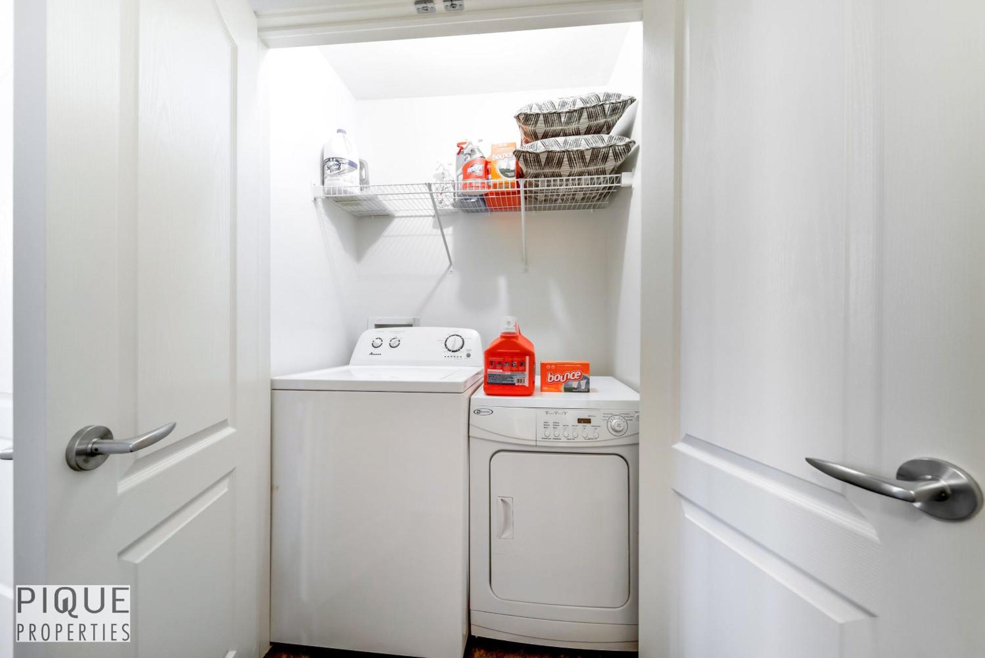Stunning Modern Suite - King Bed - Free Parking & Netflix - Fast Wi-Fi - Long Stays Welcome Edmonton Room photo