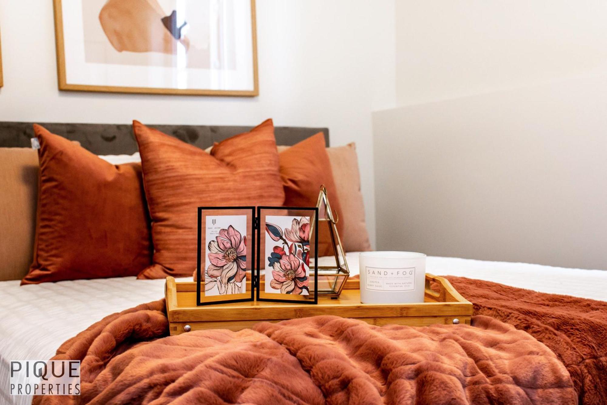 Stunning Modern Suite - King Bed - Free Parking & Netflix - Fast Wi-Fi - Long Stays Welcome Edmonton Room photo