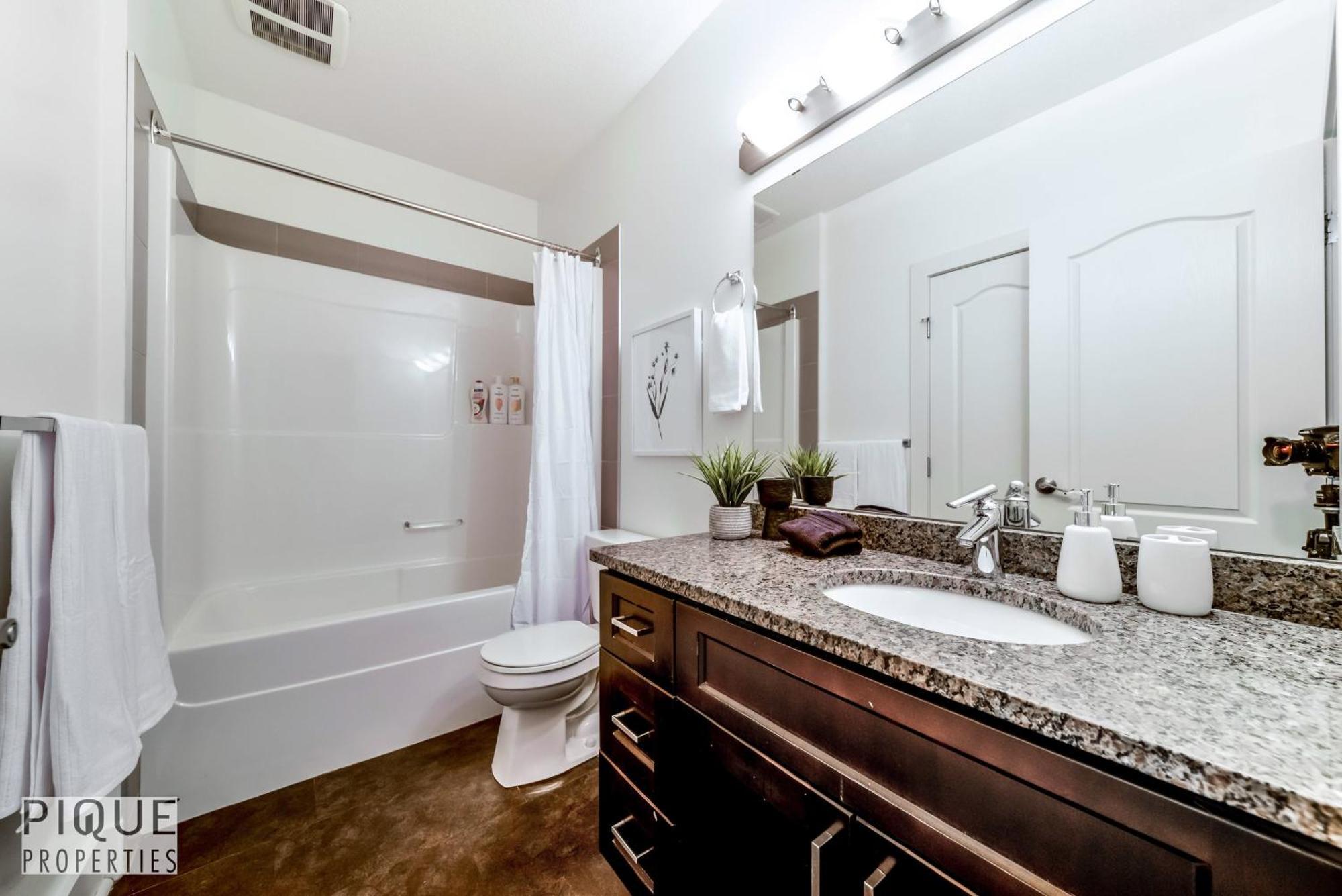 Stunning Modern Suite - King Bed - Free Parking & Netflix - Fast Wi-Fi - Long Stays Welcome Edmonton Room photo