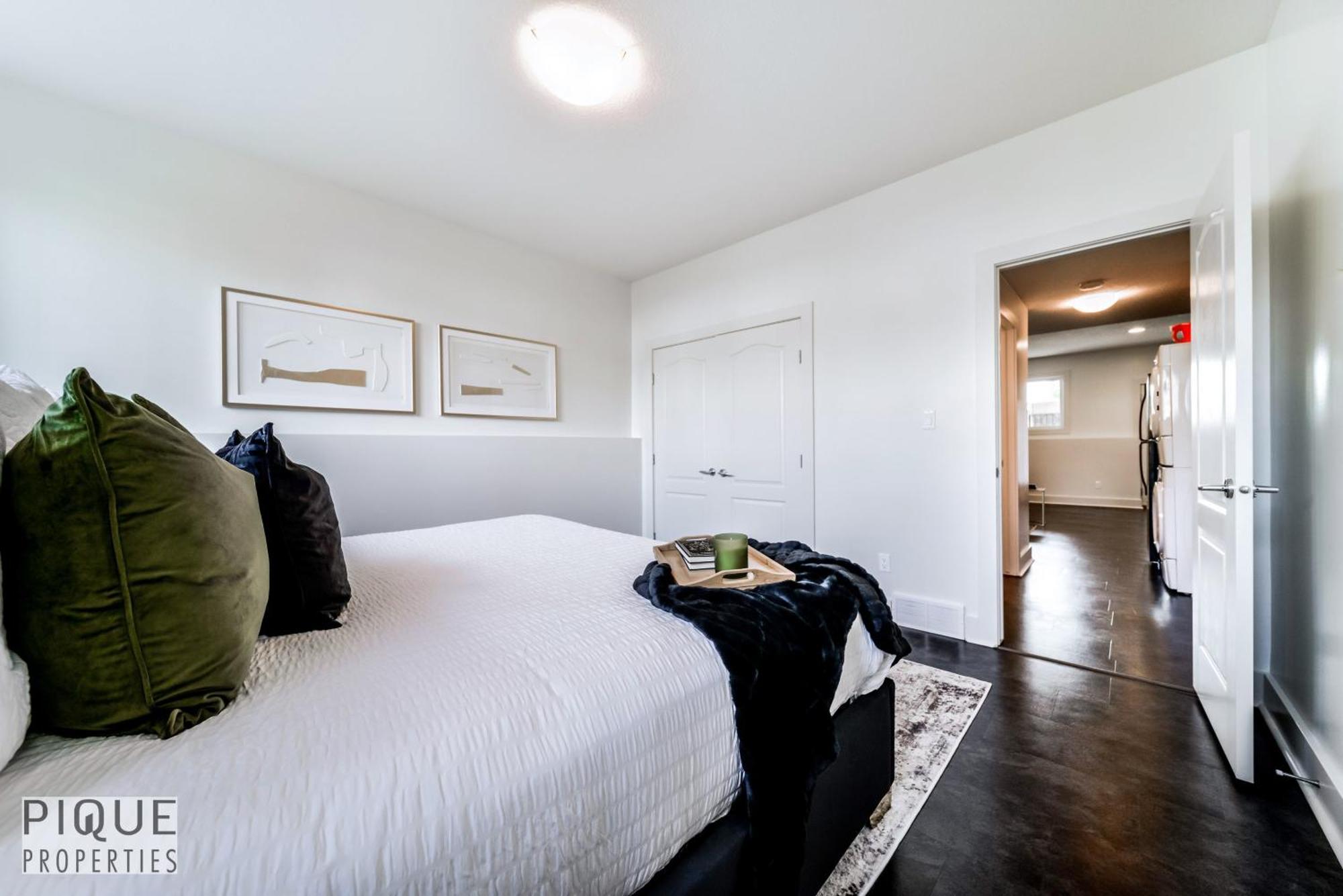 Stunning Modern Suite - King Bed - Free Parking & Netflix - Fast Wi-Fi - Long Stays Welcome Edmonton Room photo