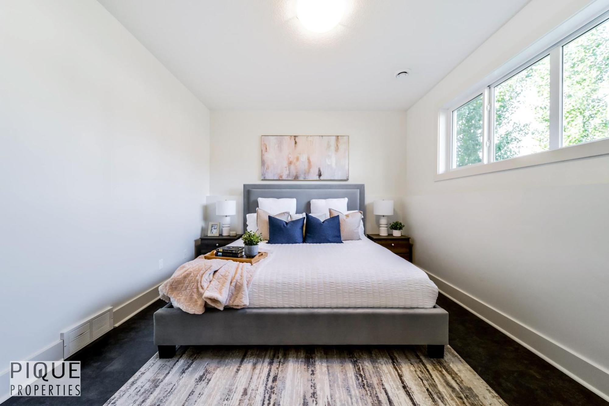Stunning Modern Suite - King Bed - Free Parking & Netflix - Fast Wi-Fi - Long Stays Welcome Edmonton Room photo