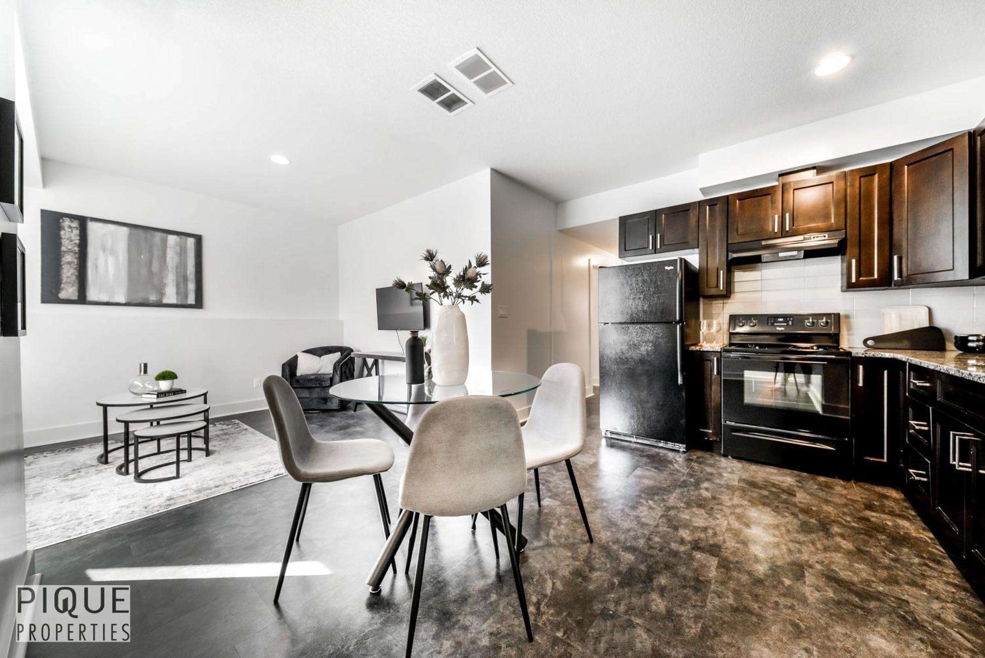 Stunning Modern Suite - King Bed - Free Parking & Netflix - Fast Wi-Fi - Long Stays Welcome Edmonton Room photo