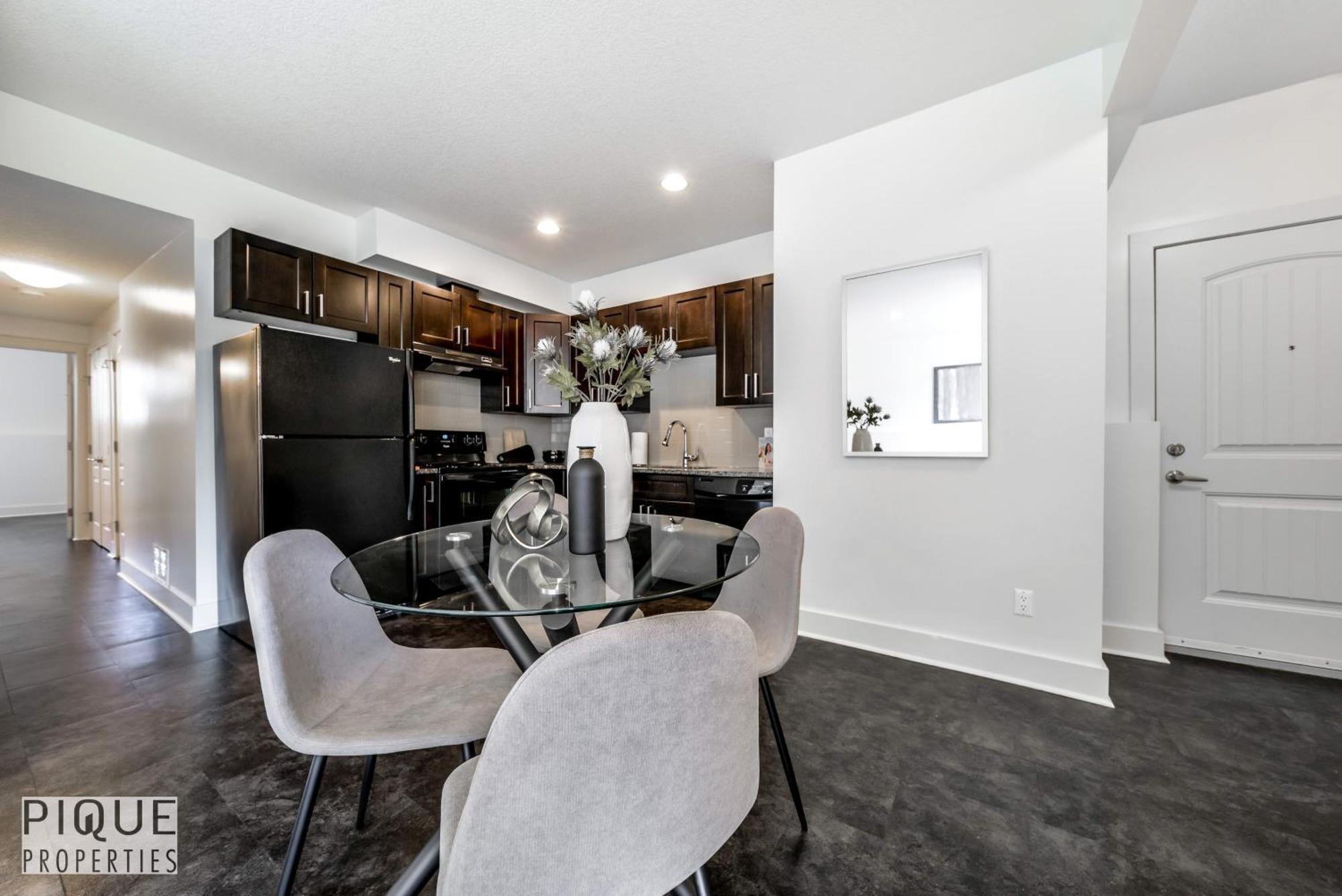 Stunning Modern Suite - King Bed - Free Parking & Netflix - Fast Wi-Fi - Long Stays Welcome Edmonton Room photo