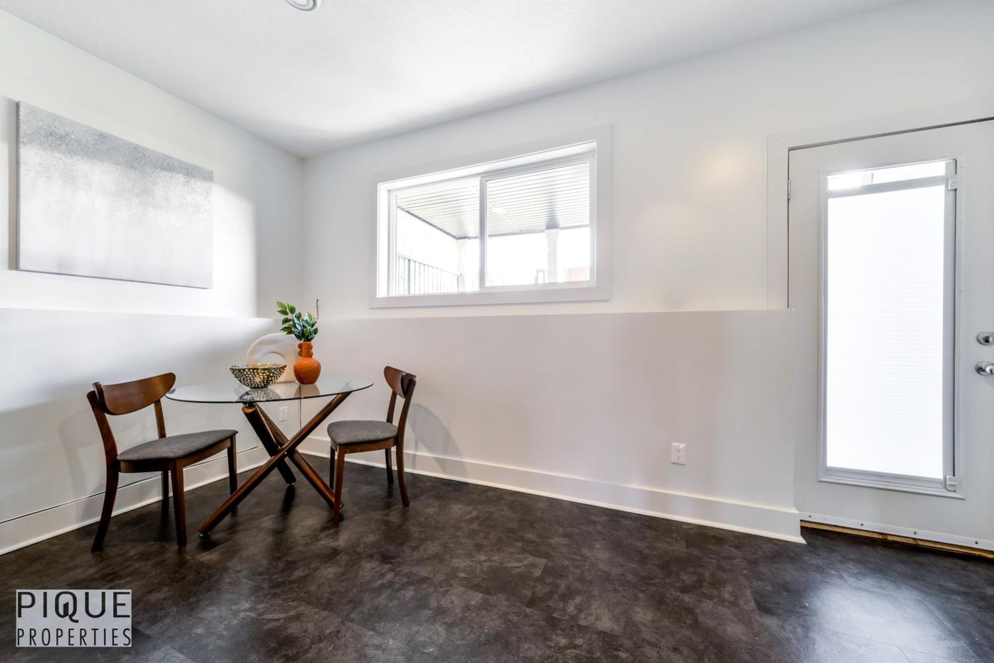 Stunning Modern Suite - King Bed - Free Parking & Netflix - Fast Wi-Fi - Long Stays Welcome Edmonton Room photo