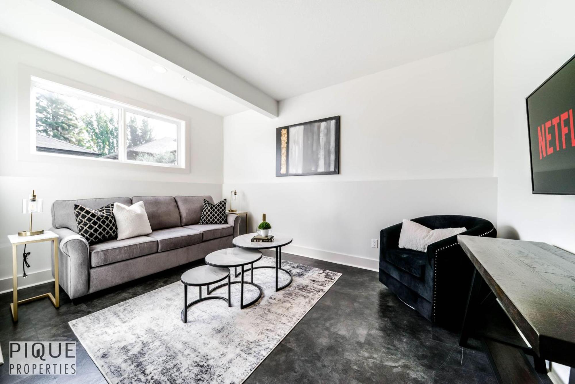Stunning Modern Suite - King Bed - Free Parking & Netflix - Fast Wi-Fi - Long Stays Welcome Edmonton Room photo