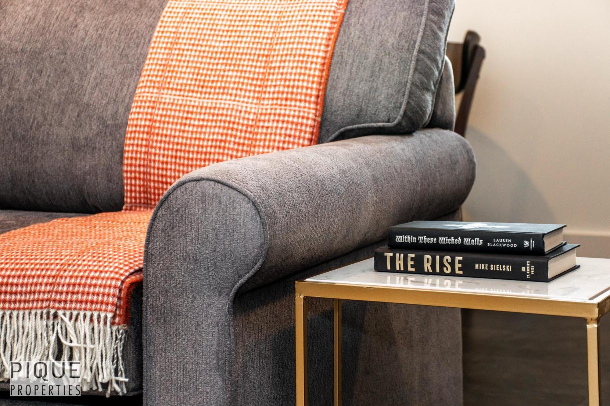 Stunning Modern Suite - King Bed - Free Parking & Netflix - Fast Wi-Fi - Long Stays Welcome Edmonton Room photo