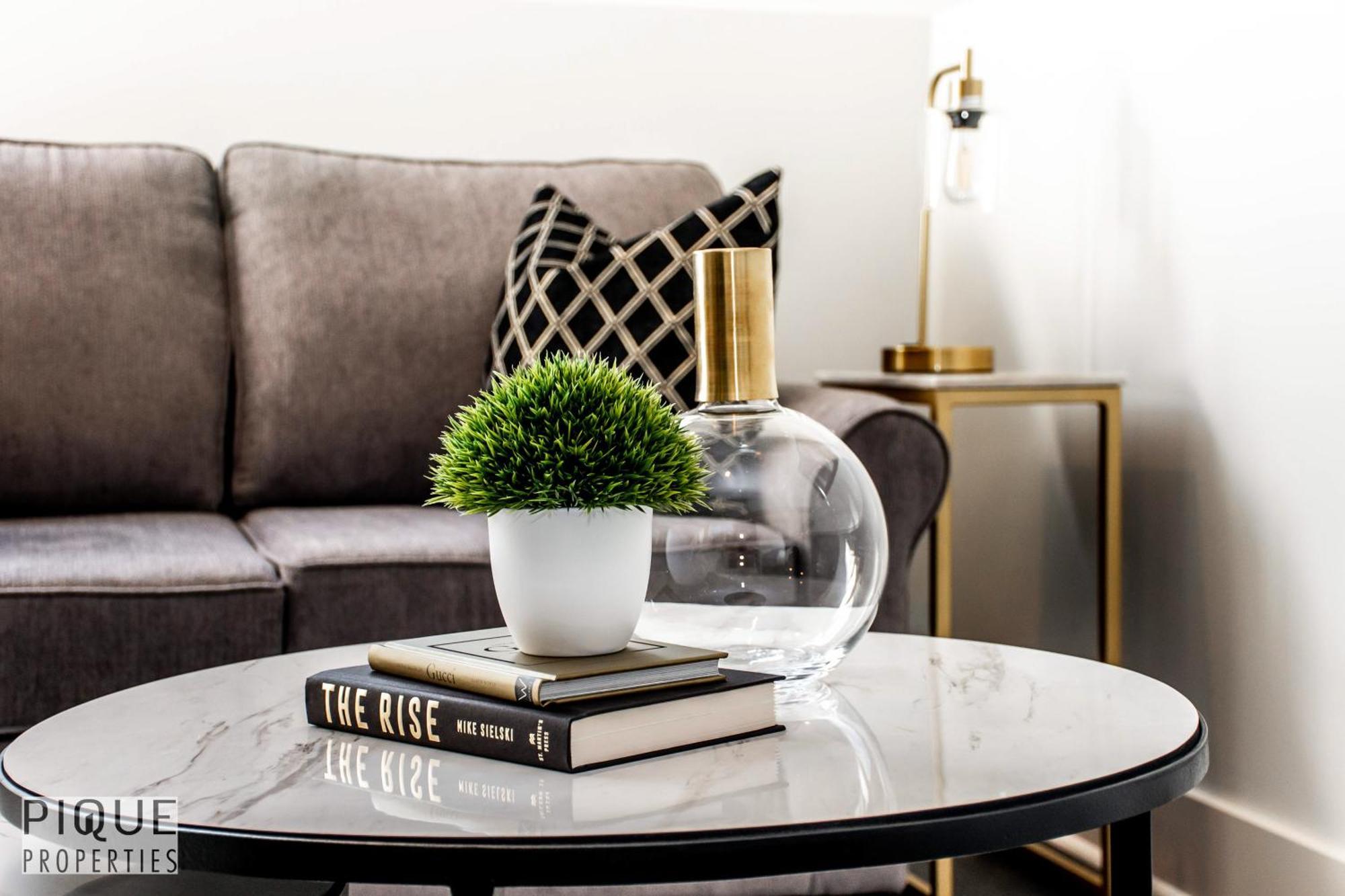 Stunning Modern Suite - King Bed - Free Parking & Netflix - Fast Wi-Fi - Long Stays Welcome Edmonton Room photo